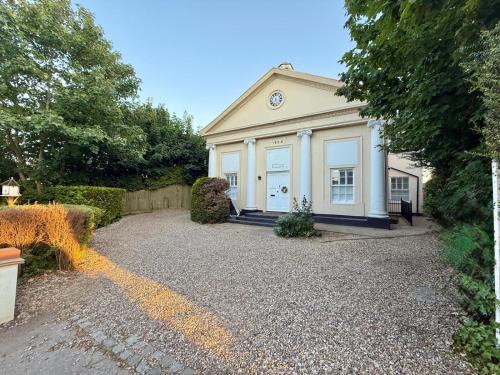 Moffat Apartment | 2 bed Elegant Flat in Stansted with parking