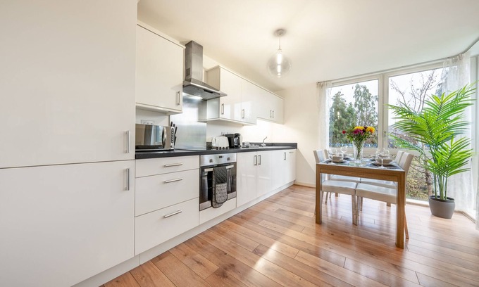 London Borough of Hounslow Apartment | 2 Bed Flat in Brentford with Parking