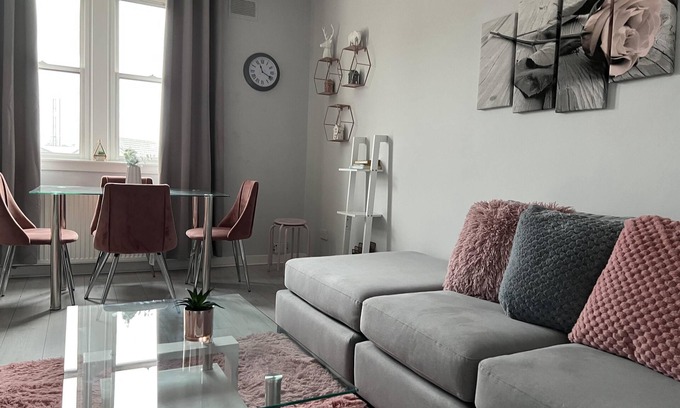 Kirkcaldy Apartment | 2 Bed Flat - Sleeps 4 - Garden - Parking - Wifi