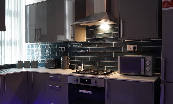 Bradford Apartment | 2 Bed Flat - Sleeps 4 - Jacuzzi Bath - Parking