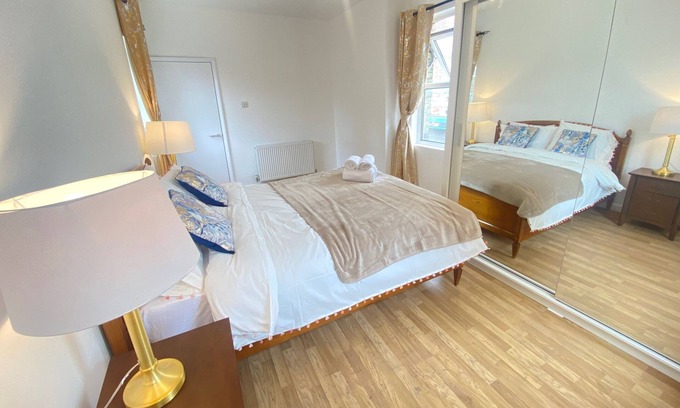 Wood Green Apartment | 2 Bed Flat - Sleeps 4 - Parking - Wifi