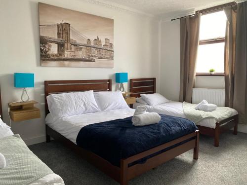 Cwmbrwla Apartment | 2 Bed Flat - Sleeps 6 - Parking - Wifi