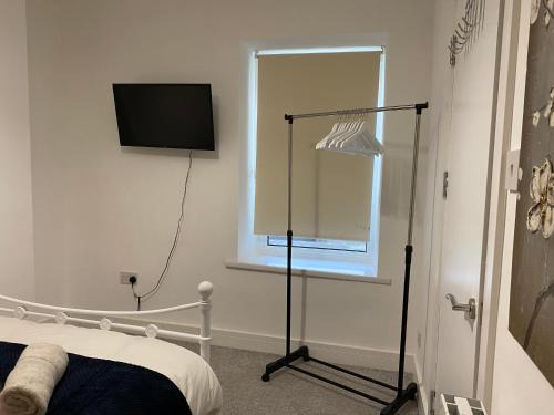 Bridgend Apartment | 2 Bed Flat - Sleeps 6 - Pets - Parking - Wifi