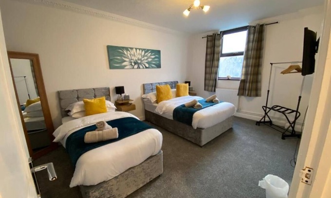 Cwmbrwla Apartment | 2 Bed Flat - Sleeps 7 - Parking - Wifi
