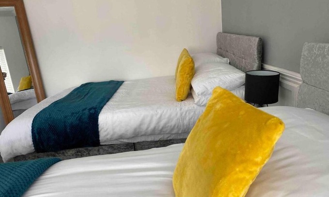 Cwmbrwla Apartment | 2 Bed Flat - Sleeps 7 - Parking - Wifi