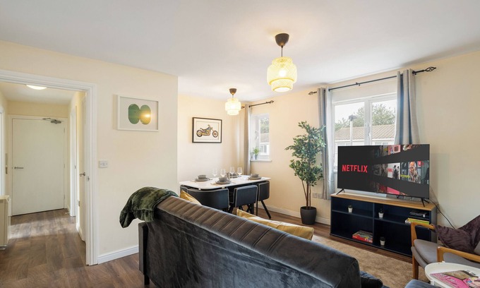 Custom House Apartment | 2-bed/Free parking/Excel/Canning Town/Canary Wharf