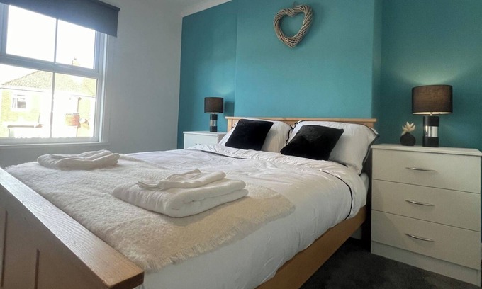 Darlington House | 2-Bed Home - Sleeps 4, Parking & Garden