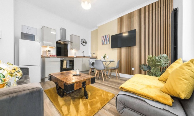 Levenmouth House | 2 Bed Home with Parking Sleeps 4