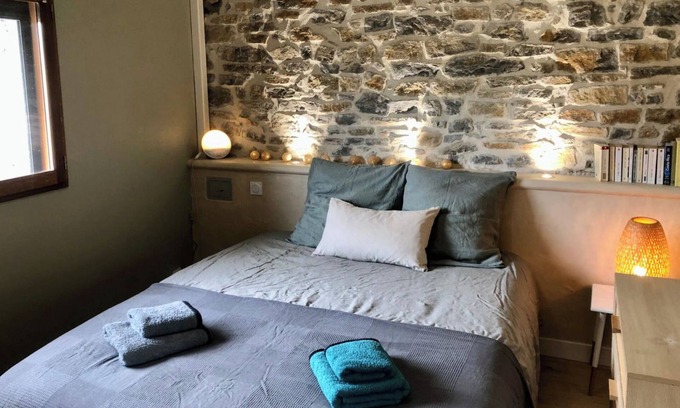 Saint-Clement House | 2 Bed House Sleeps 4 - Pets Ok - Pool - Fireplace