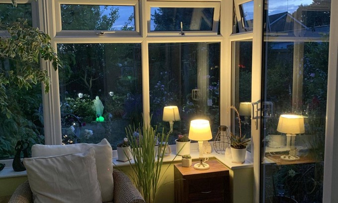 Amesbury House | 2-bed House Sleeps 4 - Enclosed Garden - Tv & Wifi