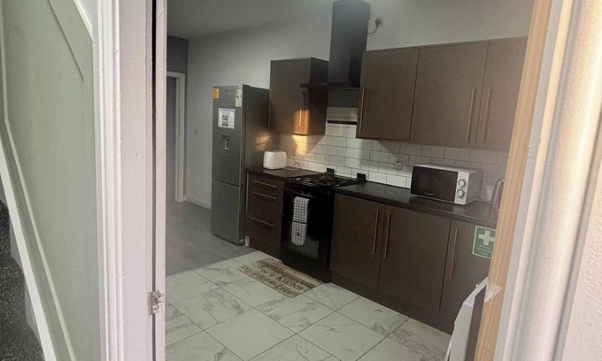 Cradley House | 2 Bed House-sleeps 4-free Parking