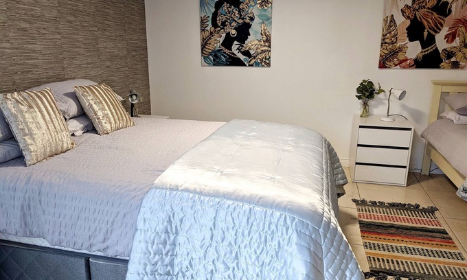 Rostrevor House | 2 Bed House - Sleeps 6 - Parking - Wifi