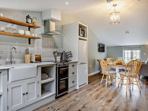 Barnstaple House | 2 Bed in Barnstaple 5mls N 93024