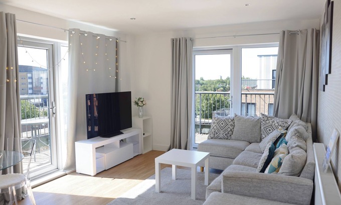 Brooklands Apartment | 2 Bed Penthouse near Romford Station with Free Parking