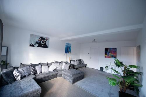 Cheadle Hulme Apartment | 2 Bed Retreat with Roof Terrace