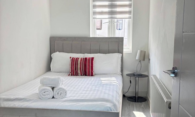 Lacey Green House | 2 Bed-Sleeps 5-Free Parking-Pet Friendly