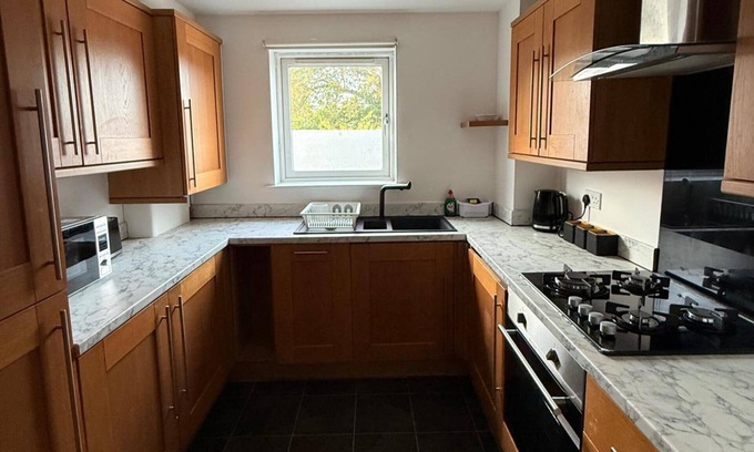 Bracknell Apartment | 2 Bed - Sleeps 6 - Free Parking