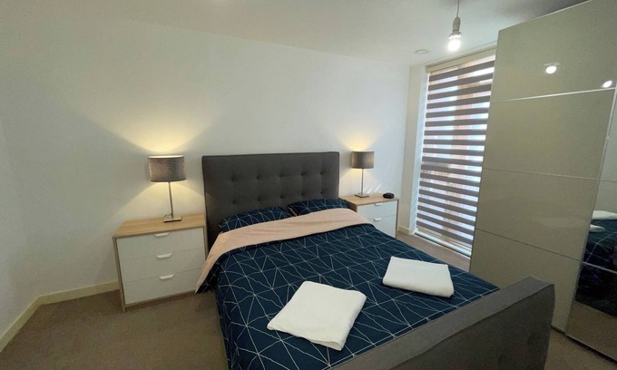 Tollington Apartment | 2 Bed-Sleeps4-Parking-Balcony-NearCityCentre