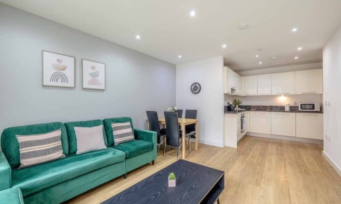 Slough Condo | 2 BED @ SLOUGH STATION & PARKING-LONDON IN 20 MINS
