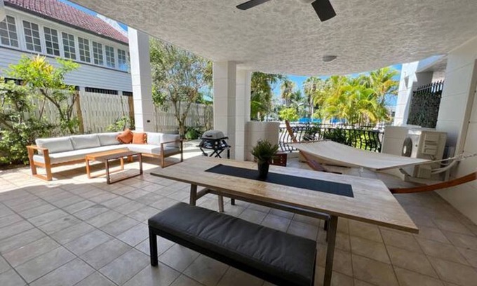 South Brisbane Apartment | 2-Bed Unit with Large Backyard, BBQ & Parking