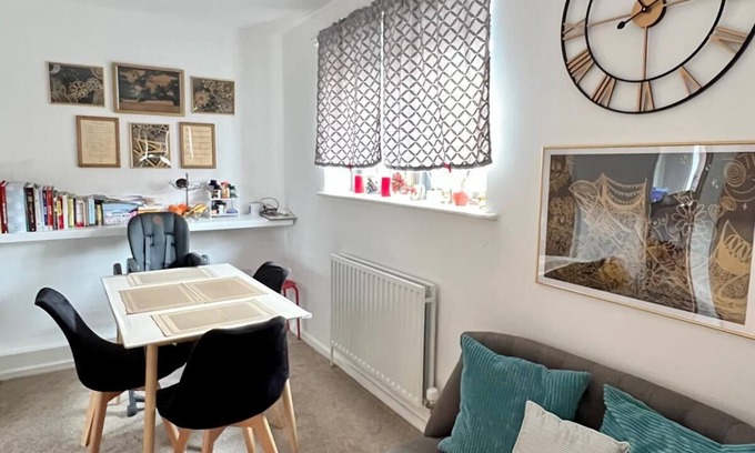 South Bermondsey Apartment | 2 bed with a Huge balcony with your own mini garden and swing chair & more