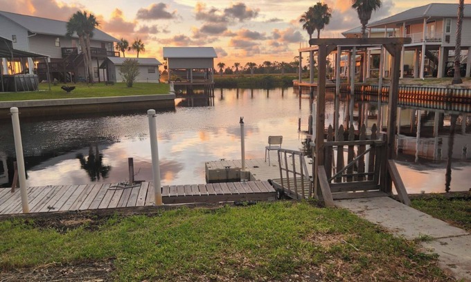 Suwannee House | 2-bedroom ,1 bath in Suwannee where the river meets the Gulf of Mexico!