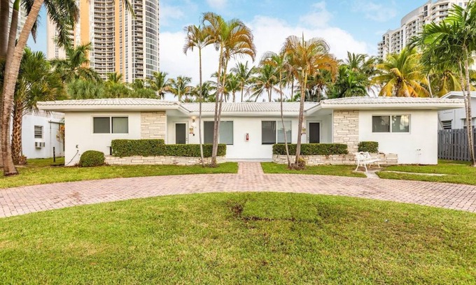 Sunny Isles Beach Ski Chalet | 2 Bedroom 2 Bath Beach 1 min Walk 8 People Keyless Dog ok