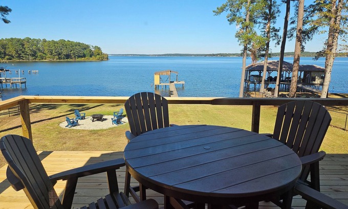 Henderson County House | 2 bedroom 2 bath Waterfront Lake Palestine Home, Boathouse, and Firepit