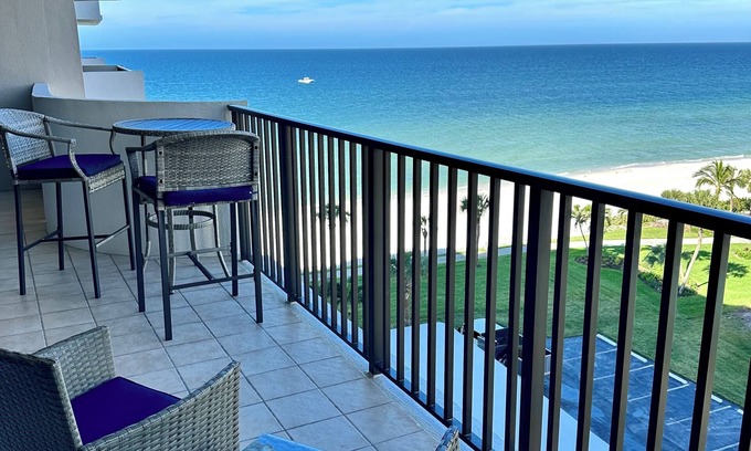 Park Shore House | 2 Bedroom 2 Bathroom Condo on the Beach in Park Shore