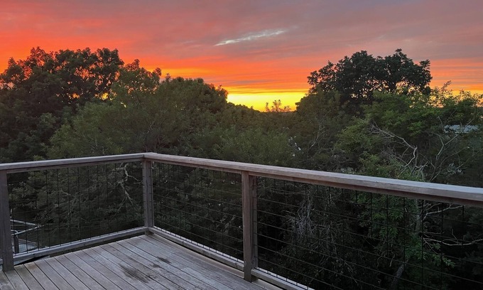 Wellfleet House | 2 Bedroom, 5 min walk to bay beach!