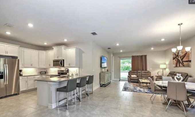 Naples Apartment | 2 Bedroom 622470 by Houzlet