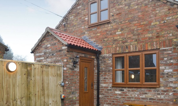 Arnold Cottage | 2 bedroom accommodation in Baswick, near Driffield