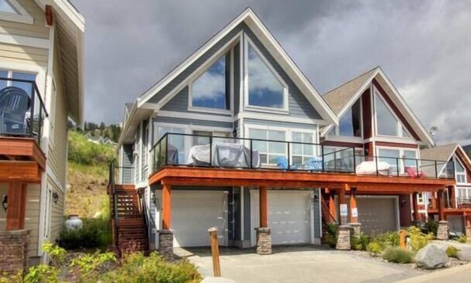 Central Okanagan House | 2 Bedroom and Loft Cottage on Lake Okanagan!