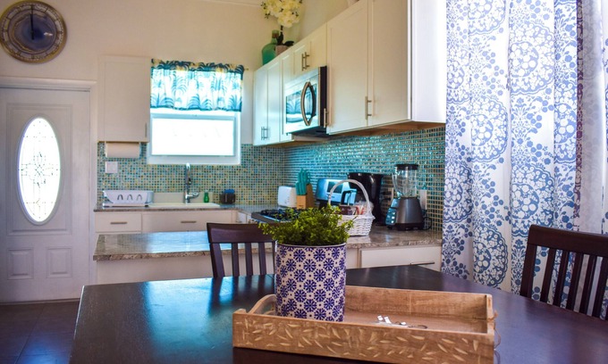 Marsh Harbour Apartment | 2-bedroom apartment in fantastic Marsh Harbour with AC, WiFi