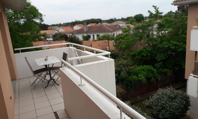 Gujan-Mestras Apartment | 2-bedroom apartment close to port, beach, stores, train station