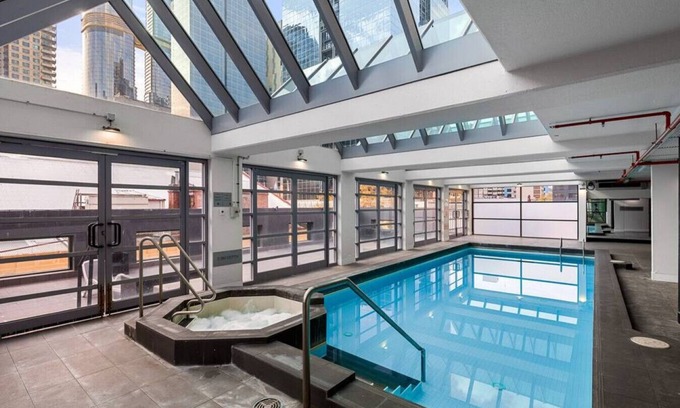 Chinatown Apartment | 2-Bedroom Apartment in Paris End of Melbourne CBD