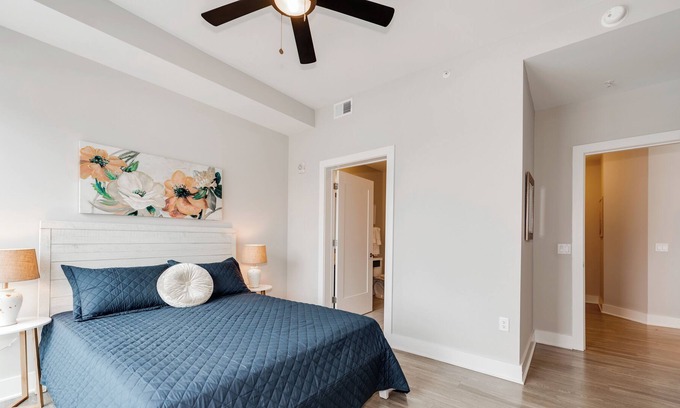 Second Ward Apartment | 2 Bedroom apartment NO BALCONY near Convention Center Pet Friendly
