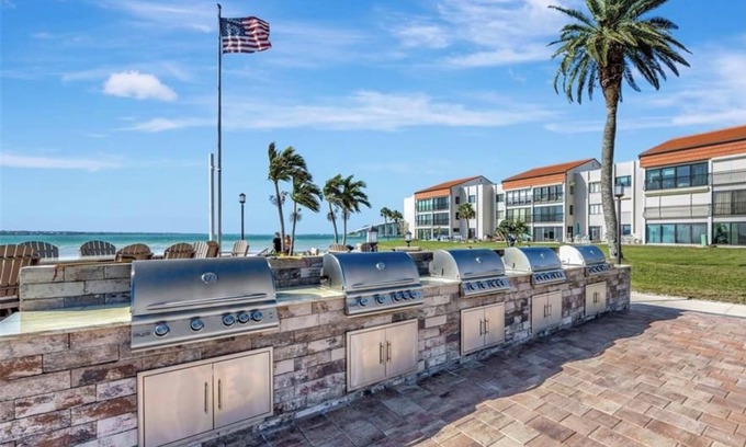 Clearwater Beach Apartment | 2-bedroom apartment in amazing Clearwater with AC