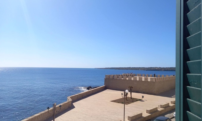 Ortigia Apartment | 2-bedroom apartment with beautiful sea view in Ortigia, Syracuse historic centre
