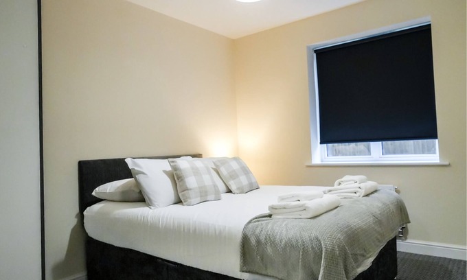 Frampton Apartment | 2 Bedroom Apartment with Street View