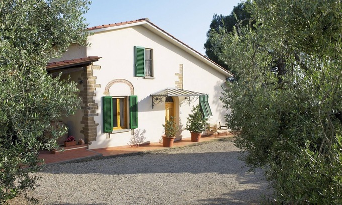 Vinci House | 2 bedroom bungalow, private terrace, great views, wifi, shared pool, near Vinci