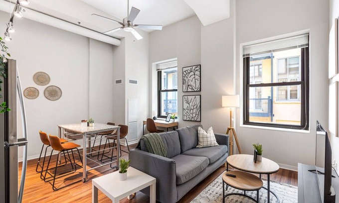 Downtown Cincinnati Apartment | 2-Bedroom City Club Pool & Gym Access In the CBD