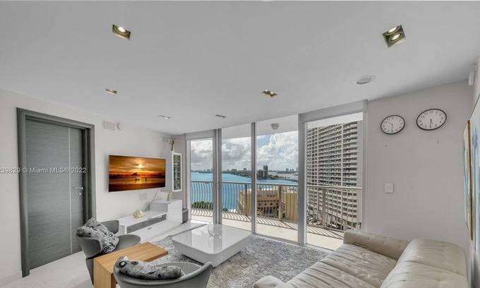 Edgewater Condo | 2 Bedroom Condo 438956 by Houzlet