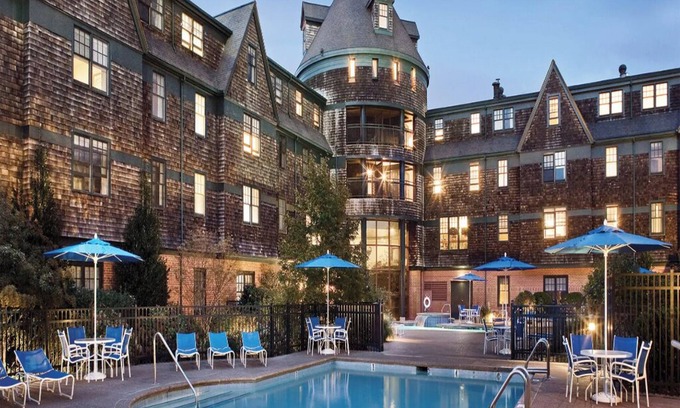 The Point Condo | 2 Bedroom Condo, Sleeps 6, Kitchen, in Downtown Newport, Long Wharf Resort!