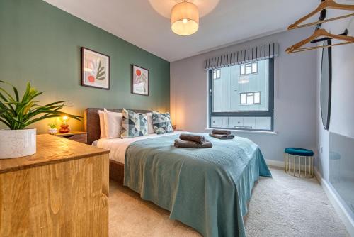 Southampton City Centre Apartment | 2-Bedroom Cosy, Spacious, & Modern City Apartment, Prime Location! Sleeps 6, Southampton Ocean Village - by Blue Puffin Stays