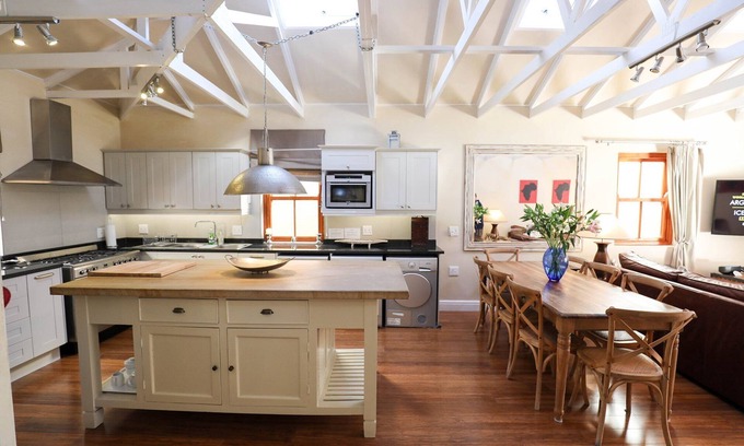 Constantia Cottage | 2 Bedroom Cottage, spacious open plan living area in the heart of Constantia