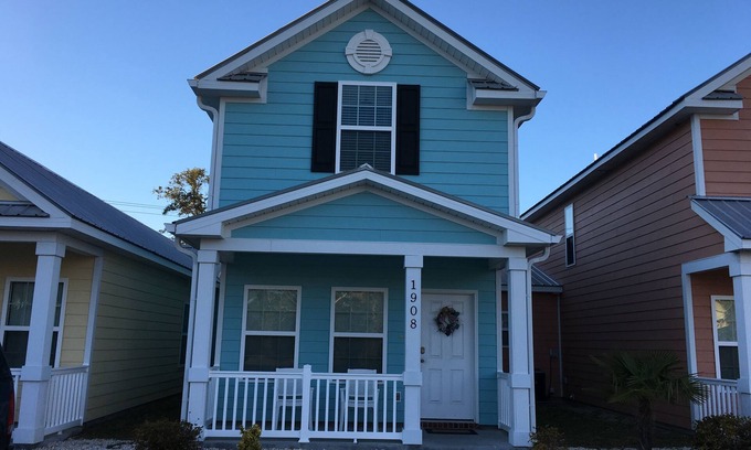 Myrtle Beach Cottage | 2-Bedroom Cottage, One Block to Beach! Free WIFI, Free Parking