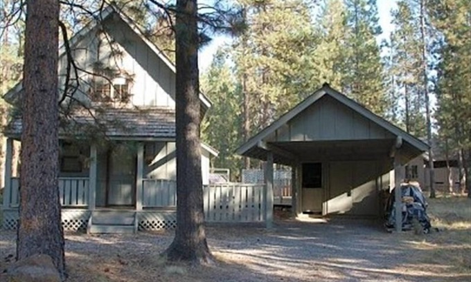 Sunriver House | 2 Bedroom Dog friendly cabin in Sunriver. 6 SHARC passes included.