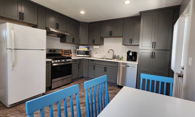 Midway City House | 2 bedroom gated and private home in the heart of Orange County.
