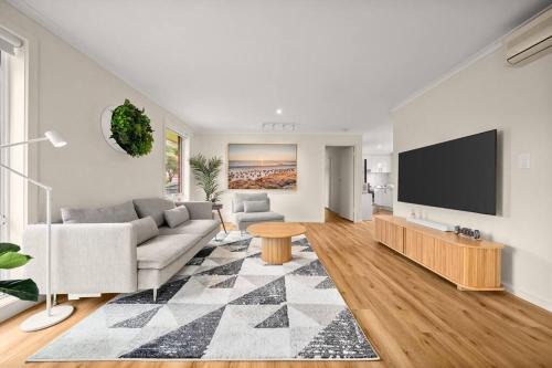 Mornington House | 2 Bedroom Home Mornington Walking to Beach